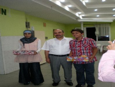 Şampiyon Öğrencilerini Dizüstü Bilgisayarla Ödüllendirdi