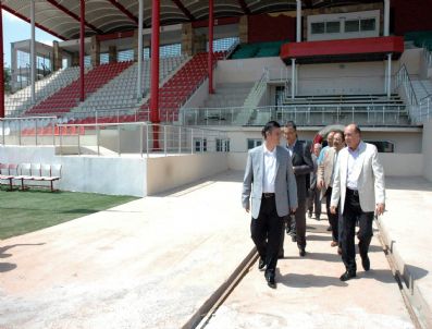İSMAIL OK - Vali Yılmaz Arslan Yenilenen Stadı İnceledi