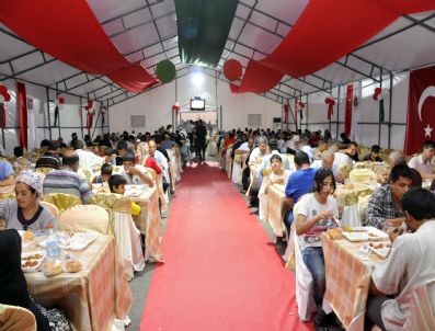 Yenimahalle Belediyesi`nden Klimalı ve Plazma Tv`li İftar Çadırı