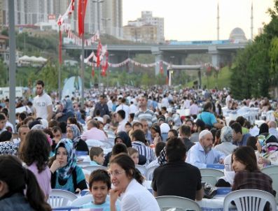 30 Bin Kişi Aynı Sofrada İftar Açtı