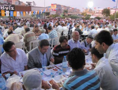 HACı TURAN - Ak Parti`den 10.yılda 2 Bin Kişiye İftar
