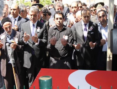 EDIRNEKAPı - Cumhurbaşkanı Gül, Şehit Er Onur Karakuş`un Cenaze Törenine Katıldı