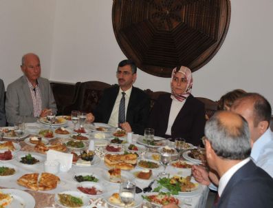 Entegre, Protokole İftar Verdi