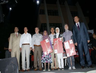 Kırkağaç Belediyesi Başarılı Öğrencilere Bilgisayar Verdi