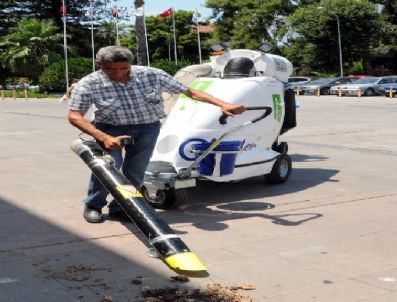 Sigara İzmaritleri Vakumlu Süpürme Makinesiyle Temizlenecek