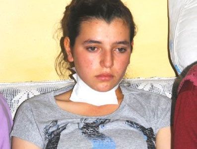 Sokakta genç kızın boğazını kesti