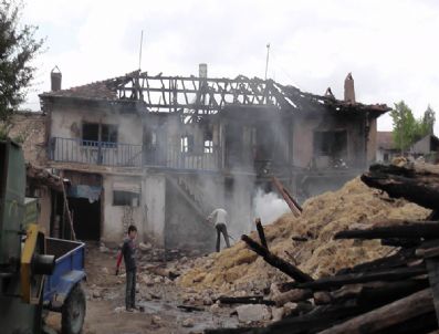 YAŞAR AKSANYAR - Yangında Canlarını Zor Kurtardılar