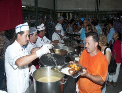 Yenişehir Belediyesi`nin İftar Yemekleri Devam Ediyor