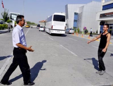 Almanya`da Bırakmak Zorunda Kaldığı Oğlu İle 20 Yıl Sonra Kucaklaştı