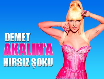 AKALAN - Demet Akalın'a hırsız şoku