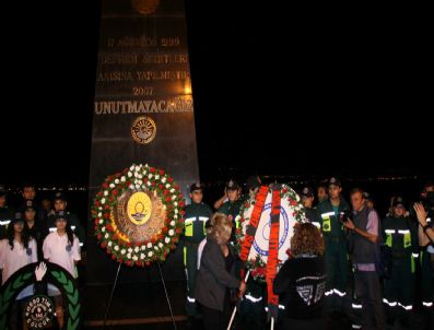 MEHMET ELLIBEŞ - Depremin Yıldönümünde Gölcüklüler Kavaklı Sahilinde Kaybettiklerini Andı