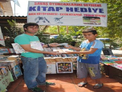 Hidayet Oktay:savaş Oyuncaklarını Getiren Çocuklara Kitap Hediye Ediyoruz