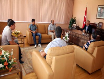 İLYAS DÖKMETAŞ - Kazakistanlı Öğrenciler İlyas Dökmetaş`ı Ziyaret Etti