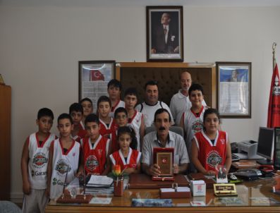 12 DEV ADAM - Sporsever Müdüre, 12 Dev Adamdan Teşekkür Plaketi