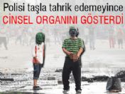 Polise cinsel organını gösteren eylemci gözaltına alındı