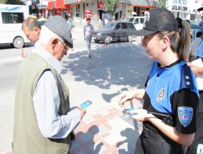 ­-toplum Destekli Polis Uyarıcı Broşür Dağıttı