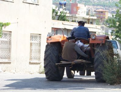 Traktörde Tehlikeli Yolculuk