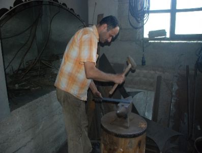 ORHAN YAVUZ - Usta Ama Okuma Yazma Bilmediği İçin Dükkan Açamıyor