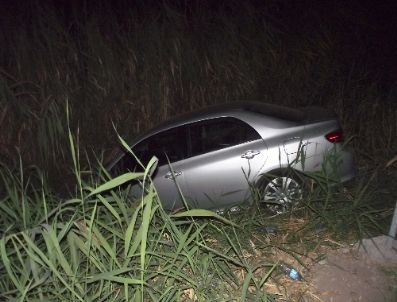 Virajı Alamayıp Dereye Uçtu: 3 Yaralı