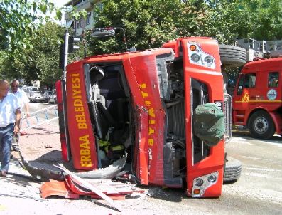 AHMET YENIHAN - Yangına Giden İtfaiye Aracı Otomobille Çarpıştı: 4 Yaralı