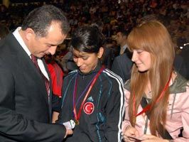 FEM DERSHANELERI - Başarılı Öğrenciler Altınla Ödüllendirildi