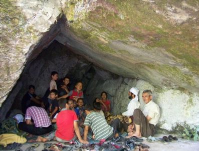 MEHMET KARAKAYA - Doğal Klimalı Mağaralarda Serinliyorlar