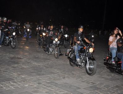 İzmir`de 70 Motorcu Hem Depremi Hem Şehitleri Andı