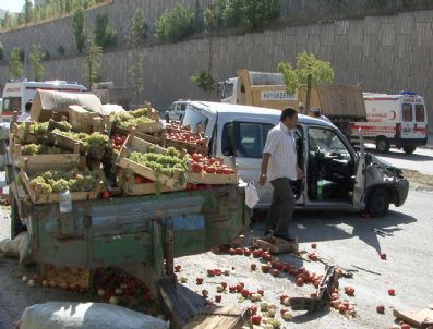Kamyonet Traktöre Çarptı: 4 Yaralı