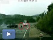 Kazada çocuğu ile camdan fırladı