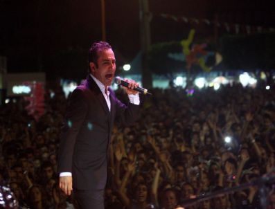 FERHAT GÖÇER - Ramazan Şenliklerinde Sahne Alan Ferhat Göçer, Şarkılarını Şehit Mehmetçikler İçin Seslendirdi