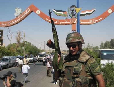 Suriye Ordusu Deir Ez Zor`dan Esad Fotoğrafları ve Suriye Bayrakları İle Ayrıldı