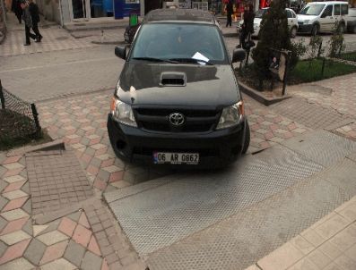 MUSTAFA TUNA - Zabıta, Engelli Kaldırımlarına Park Yapan Sürücüleri Takibe Aldı