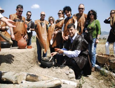 UGANDA - Bornova`da Çağlar Arası Köprü Kuruluyor