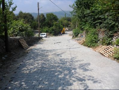 İSKENDER YÖNDEN - Bozulan Köy Yollarına Parke Taşı Döşendi