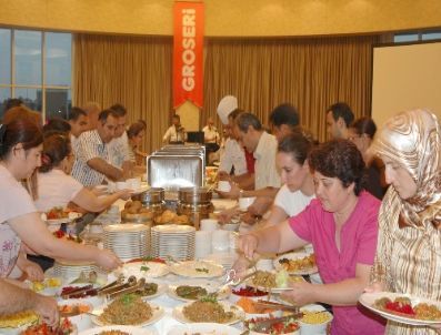 Groseri Müşterilerini İftarda Buluşturdu