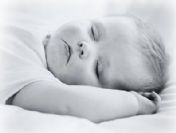 İlk 6 ay bebeğinizle aynı odada uyuyun