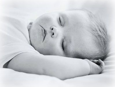 İlk 6 ay bebeğinizle aynı odada uyuyun