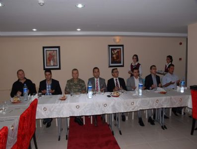 OSMAN GÜL - Kaymakam Şehit Aileri İle Gazilerle İftar Yemeğinde Bir Araya Geldi