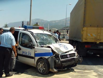 Polis Aracı Kamyonla Çarpıştı: 4 Yaralı