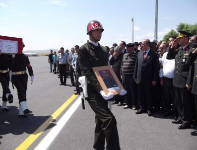 AHMET KARA - Şehit Jandarma Onbaşı Vedat Gülder`in Cenazesi Kars`a Getirildi