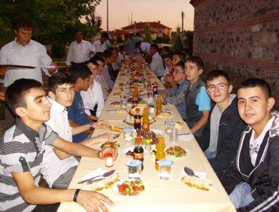 Taşköprülü Hayırseverlerden Kuran Kursu Öğrencilerine İftar