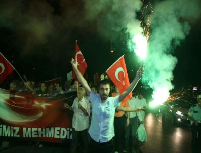 Terörist Saldırıyı Protesto İçin Meşaleyle Yürüdüler