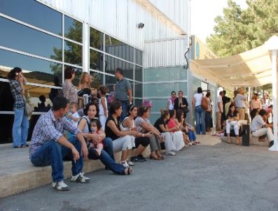 Uçağın Kanadı Aydınlatma Direğine Çarptı