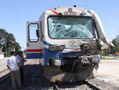MAKINIST - Yolcu treni kamyona çarptı: 1 ölü