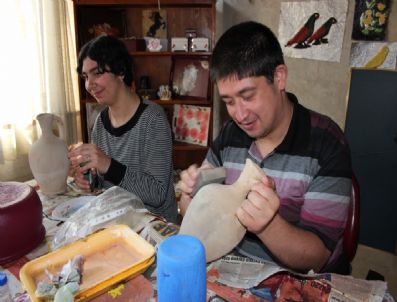 Zihinsel Engelliler El Becerilerini Geliştiriyor