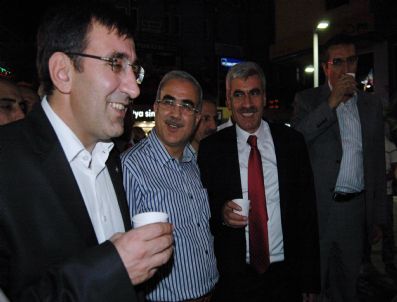 Bakan Yılmaz Çeşmeden Şerbet İçti