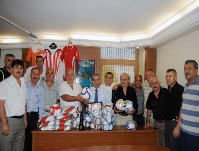 İBRAHIM GÜVEN - Başkan Demirtaş`tan Amatör Spor Külüplerine Malzeme Desteği