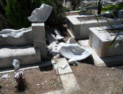 ŞENER TOKCAN - Can Yücel`in Mezarına Çirkin Saldırı