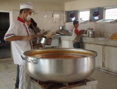 Cizre Kaymakamlığı Hergün 188 Aileye Sıcak Yemek Dağıtıyor