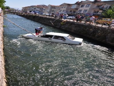 Kanala Düşen Araçta Bulunan Sürücüyü İtfaiye Ekipleri Kurtardı